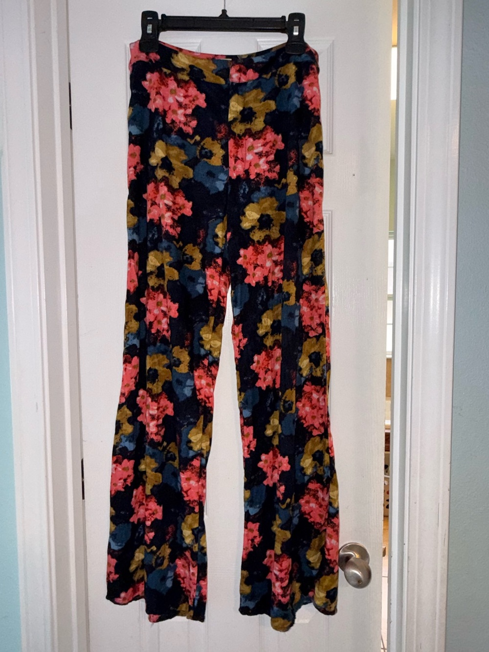 Abercrombie & Fitch Multicolor floral pants Size 6. %100 viscose